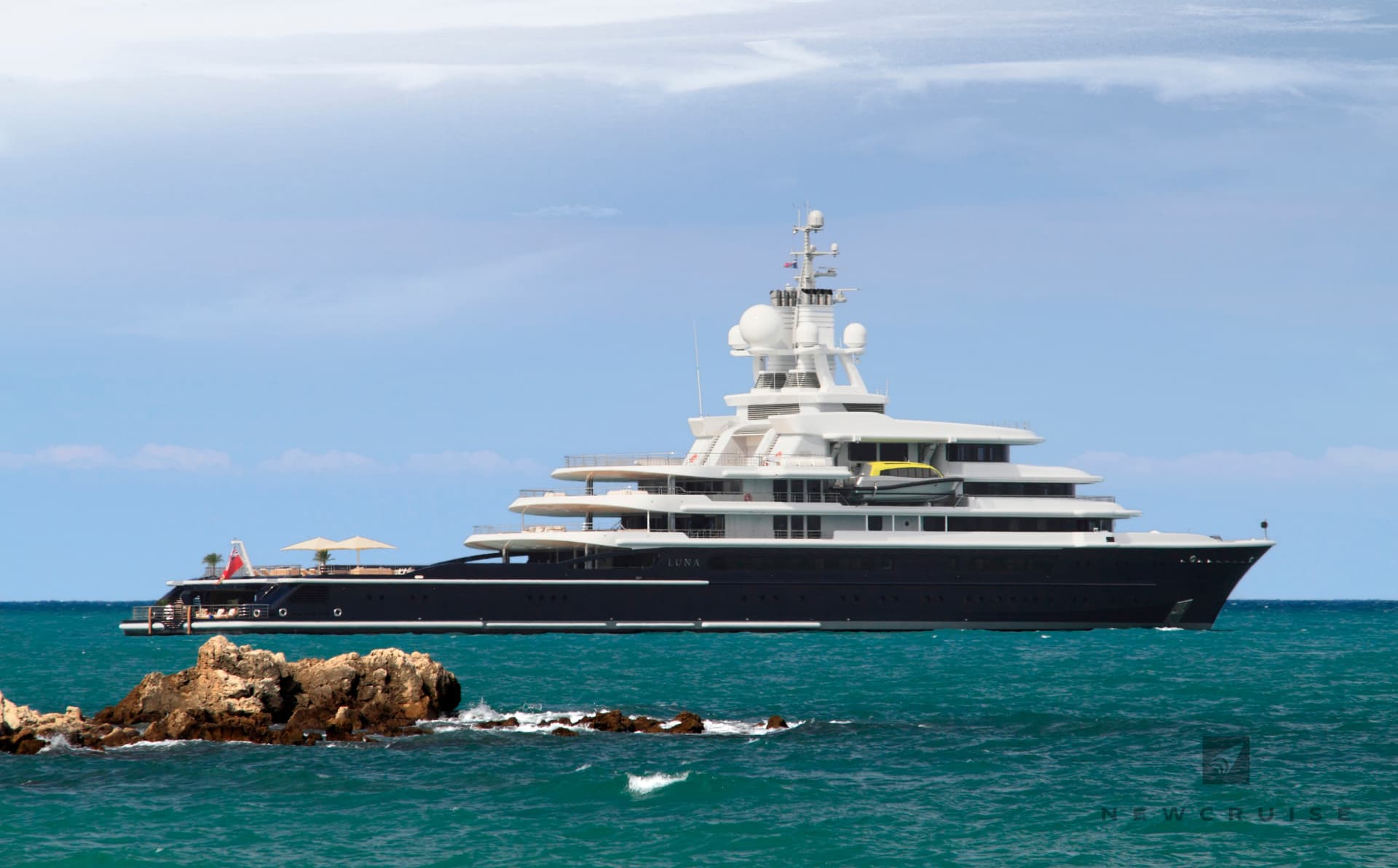 M/Y LUNA under way
